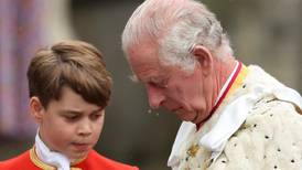 El príncipe George convenció al Rey Carlos III de no vestirse con calzones de seda en la coronación