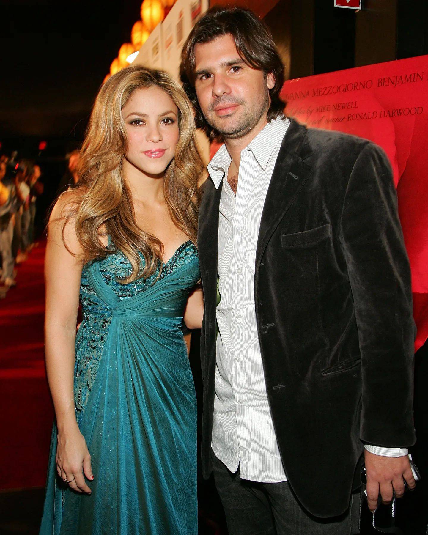 Shakira y Antonio de la Rúa de noche, toma de plano americano, ambos visten de noche. Antonio un traje negro con camisa y shakira un vestido verde de seda con tirantes y escote, tomado en un costado de la cintura.