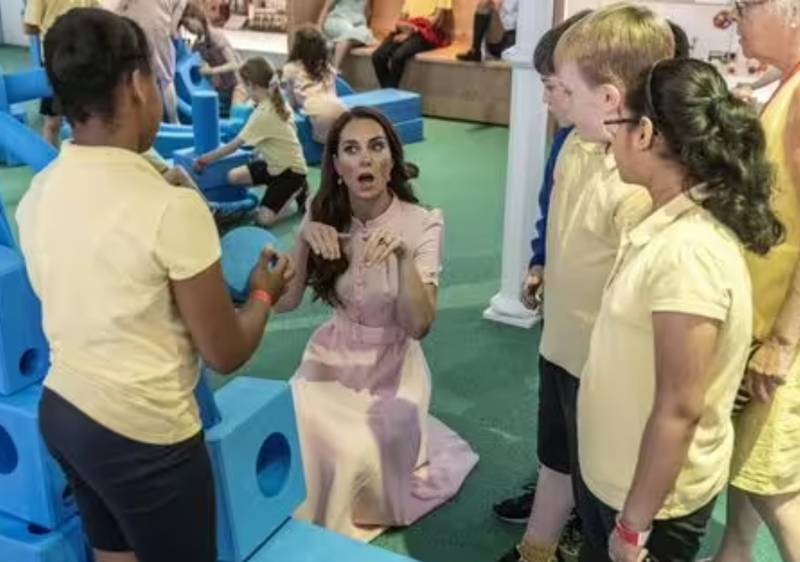 Kate Middleton interactuando con los niños en the Young V&A