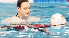 Princesa Charlene de Mónaco vuelve a lucir de traje de baño para entrenar natación