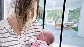 Kaley Cuoco se luce como mamá y publica las fotos más tiernas al lado de su bebé