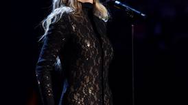 ¡La mejor vestida! Taylor Swift le da la bienvenida a Carole King al Pasillo de la Fama del Rock & Roll