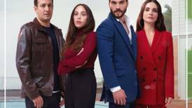 Akin Akinözü y pareja protagónica estrenan posters de nueva teleserie turca