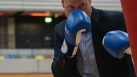 Príncipe William inaugura club de boxeo y muestra su habilidad con los puños