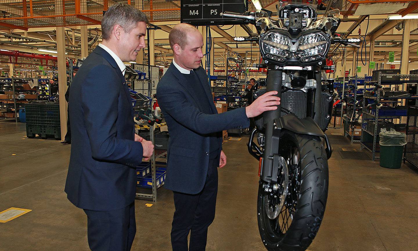 El Príncipe William es fanático de las motos.