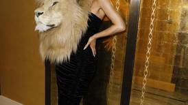 Kylie Jenner viste una extravagante cabeza de león irritando a grupos animalistas