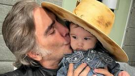 Alejandro Fernández recibe la feliz noticia de que será abuelo por tercera ocasión