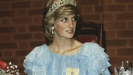 Revelan otra foto inédita de Lady Di con tiara y peinado diferente a su clásico estilo