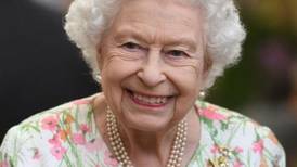 La reina Isabel II lanzará un libro que promete destronar la publicación del príncipe Harry