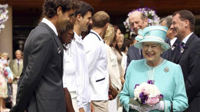 La Reina Isabel II en la premiación de Wimbledon con Roger Federer y Novak Djokovic.