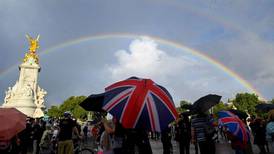 El cielo "rinde tributo” a la reina Isabel II mientras los británicos estremecen al mundo cantando