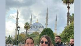 Adamari López estrena un conservador look europeo en sus vacaciones por Turquía