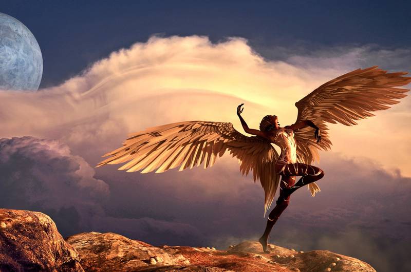 Un ángel está en la cima de un risco, cerquita del cielo, con las alas abiertas. Detrás está la luna.