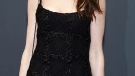 Anne Hathaway deslumbra con medias transparentes y un vestido mini en su look más rockero