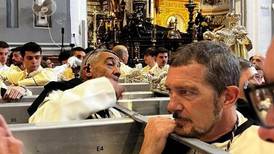 El sacrificio de Antonio Banderas cargando una figura religiosa en el Domingo de Ramos