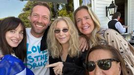 Chris Martin y Dakota Johnson aparecen junto a Barbra Streisand y su primera foto a los 80 años