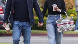 Ben Affleck tiene cara de 'miserable' mientras hace una caminata con JLo y toman café