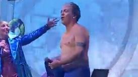 Cristian Castro desafía el buen gusto y queda semidesnudo en pleno concierto