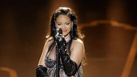 Rihanna se cuelga en su vientre una cadena de casi dos millones de dólares para lucirla en fiesta