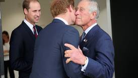 El príncipe Harry está desesperado por ir a la coronación y abuenarse con su padre