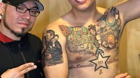 Líder de  Grupo Firme muestra el resultado de cuatro nuevos tatuajes y es fuertemente criticado