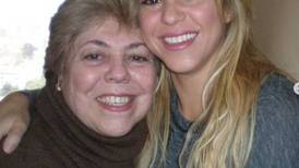 Shakira debe ahora socorrer a su madre que es hospitalizada tras sufrir una trombosis