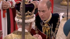 Príncipe William le jura lealtad a su padre en un emotivo momento de la coronación