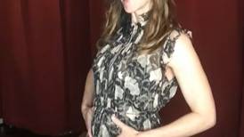 Feliz y embarazada de gemelos a los 48 años: la actriz Hilary Swank muestra su árbol navideño