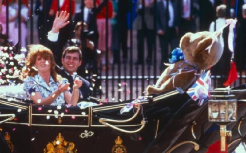 Príncipe Andrés, Sarah Ferguson y un gran peluche en un carruaje.