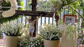 Flores y estatua de Vicente Fernández adornan la tumba del cantante