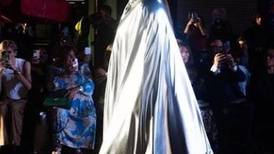 Una irreconocible Serena Williams reaparece en desfile de modelos top