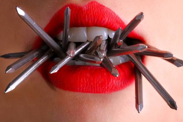 Advertencia dental: morderse las uñas podría arruinar tus dientes