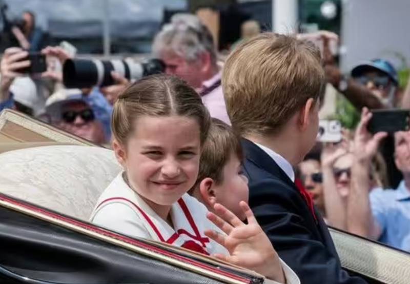 Princesa Charlotte en el carruaje camino al palacio de Buckingham para el Colour the Trooping 2023