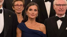 Reina Letizia se llena de elogios tras lucir un vestido con hombros descubiertos de Carolina Herrera