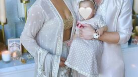 Bebé de Nick Jonas y Priyanka Chopra debuta en público, sus padres dan a conocer su rostro