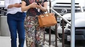 JLo homenajea a Selena Quintanilla mientras hace compras en Los Ángeles con Emme