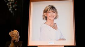 Viudo de Olivia Newton-John rinde sensible tributo a su esposa en funeral de Estado en Australia