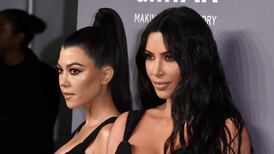 Kourtney Kardashian acusada por los fans de burlarse de Kim Kardashian