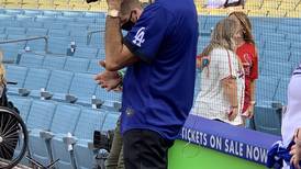 Jaime Camil cantó el himno de Estados Unidos en partido de Dodgers vs Cardenales