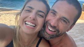 Matías Nova y Michelle Renaud dejan a sus hijos para recorrer el pasado del actor en Chile