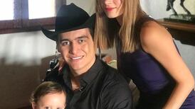 Julián Figueroa comparte foto con su esposa después de su polémico beso con otra mujer