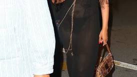 Rihanna aparece descuidada en Miami; debe sujetarse vestido y equivoca medida del calzado
