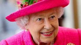 El destino de los osos Paddington, flores, mensajes y dibujos tributados a la reina Isabel II