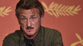 Actor Sean Penn deja su premio Oscar en manos del presidente de Ucrania