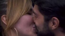 El apasionado beso de Aylín Mujica y Arturo Carmona desata las especulaciones