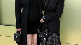 Demi Moore aparece con hija de Bruce Willis en desfile confirmando que no se mudará adonde el actor