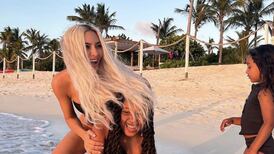 North West y Kim Kardashian demuestran su complicidad durante sesión de fotos en la playa