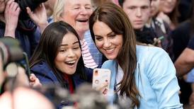 Kate Middleton vivió tenso momento cuando una fan la agarró por el cabello para una selfie