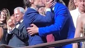 Quién es el actor al que Harry Styles besó en la boca en Venecia