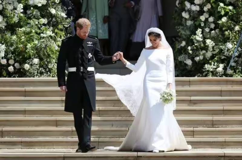 Meghan Markle junto al príncipe Harry el día de su matrimonio, vestidos de novios.